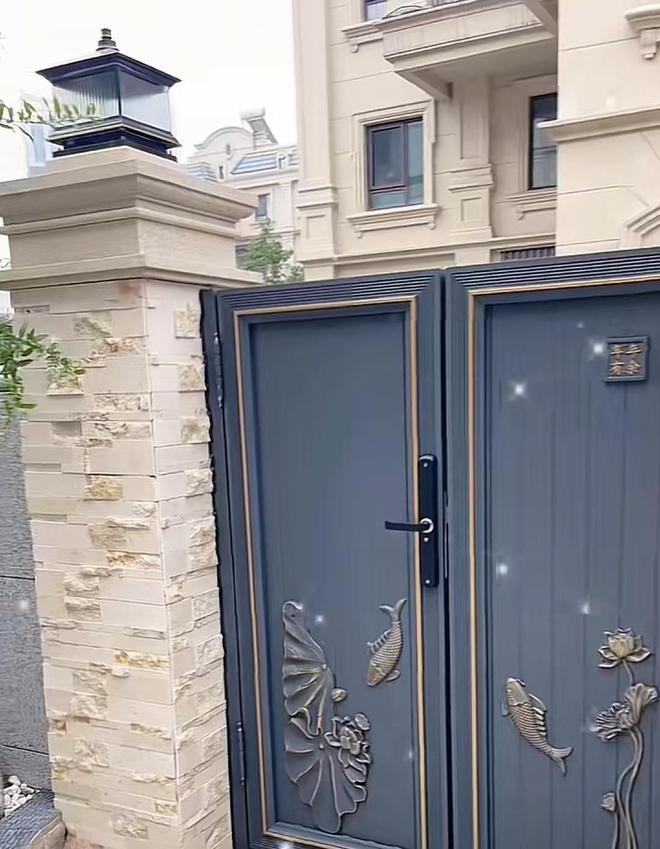 南宫NG·28(中国)官方网站缺了大德！男子婚房7年没住小区保洁撬了门锁养鸡到处(图4)
